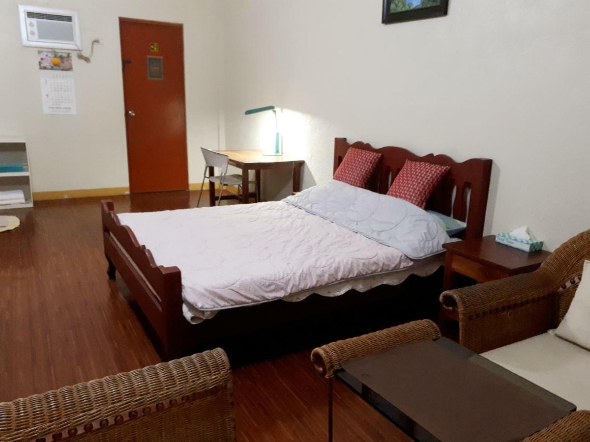Minine Guesthouse Silang Екстер'єр фото
