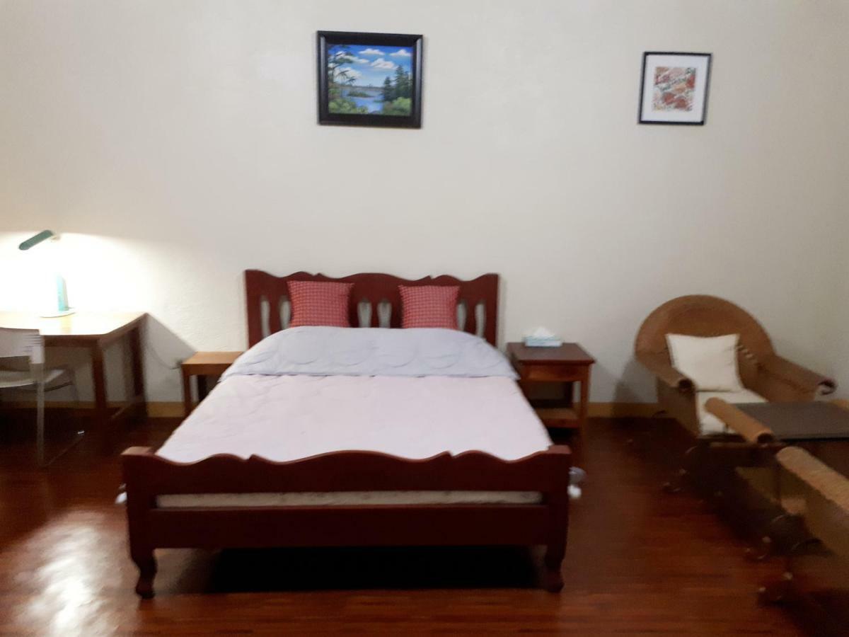 Minine Guesthouse Silang Екстер'єр фото