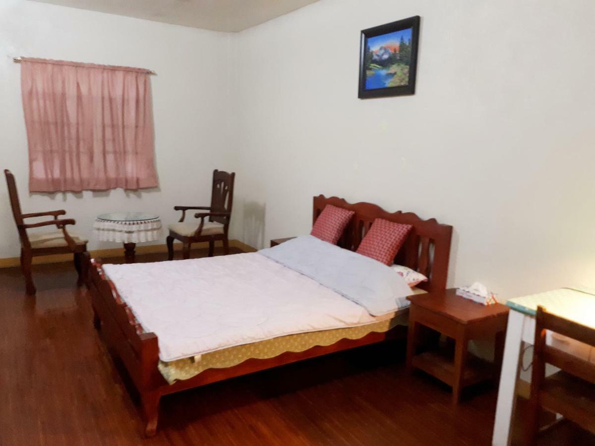 Minine Guesthouse Silang Екстер'єр фото