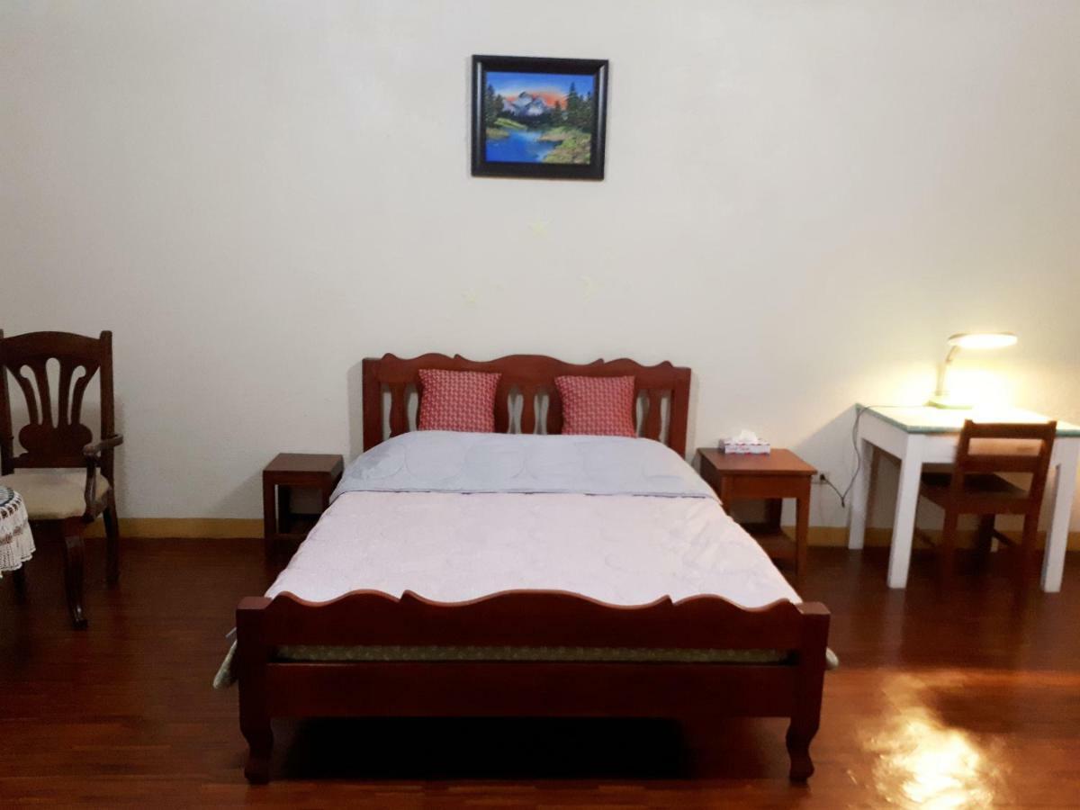 Minine Guesthouse Silang Екстер'єр фото