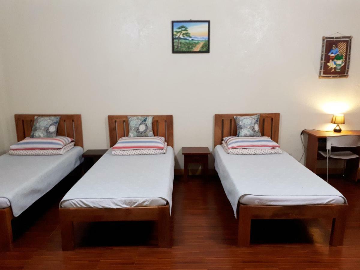 Minine Guesthouse Silang Екстер'єр фото
