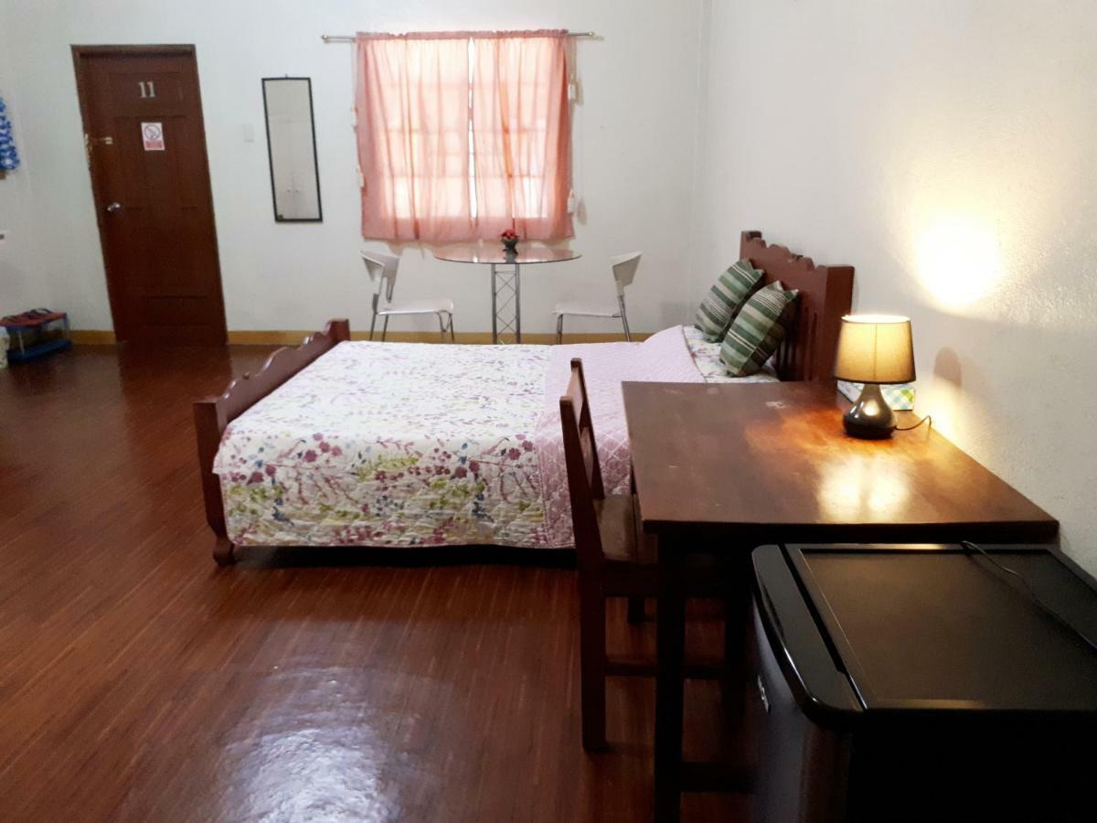 Minine Guesthouse Silang Екстер'єр фото