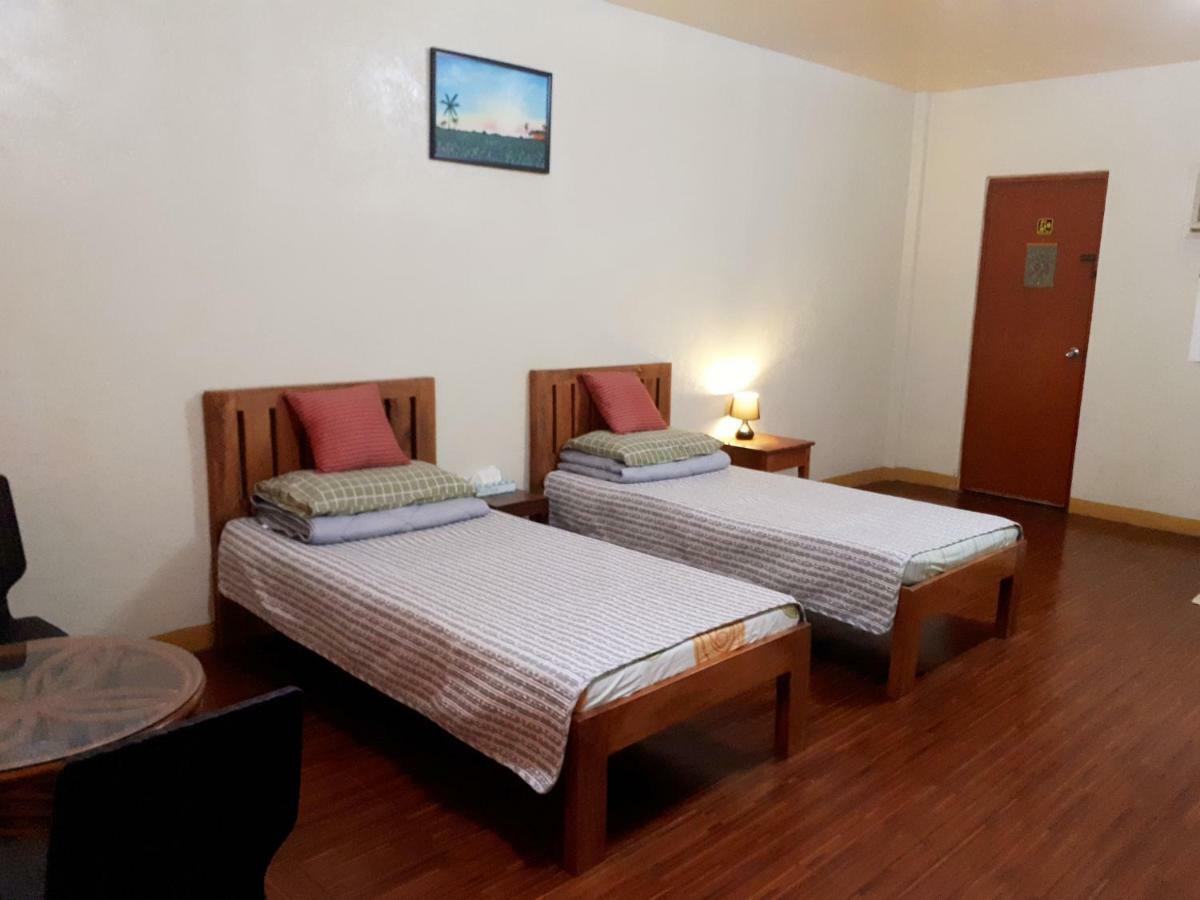 Minine Guesthouse Silang Екстер'єр фото