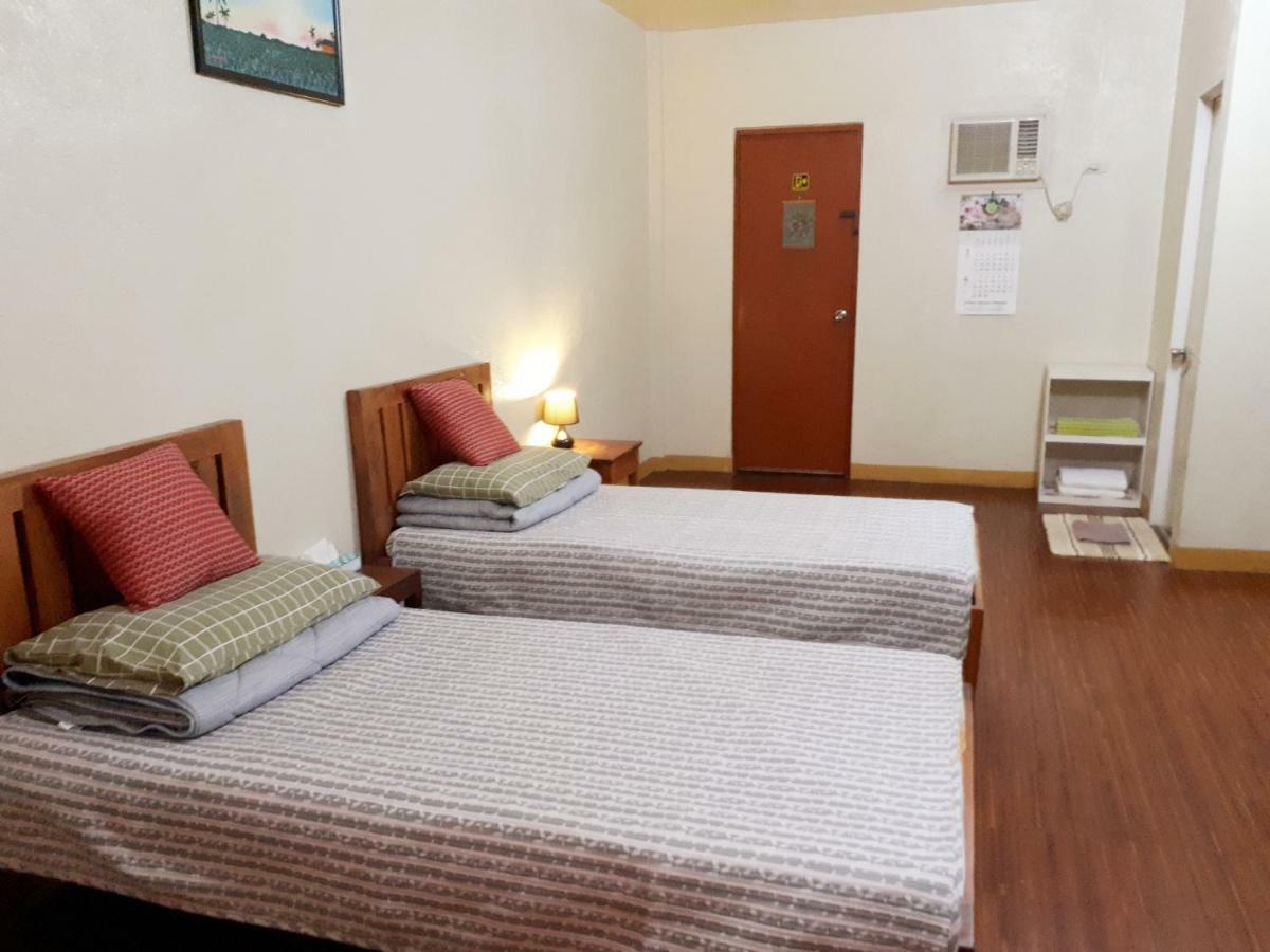 Minine Guesthouse Silang Екстер'єр фото