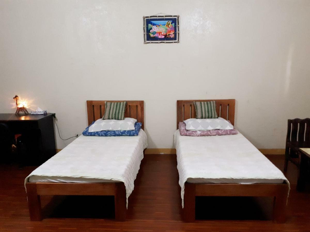 Minine Guesthouse Silang Екстер'єр фото